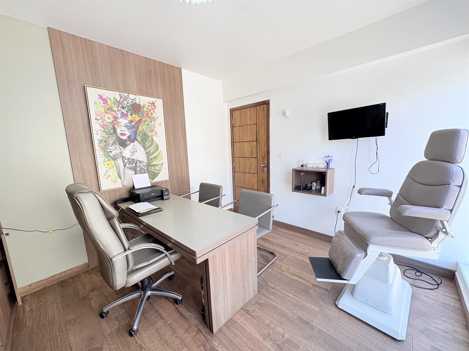 Sala de procedimento, com a poltrona reclinável