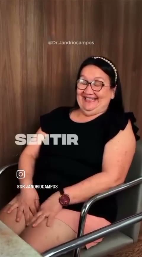 Paciente com dor no joelho contando o resultado do tratamento
